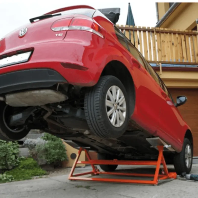 Elevador de carro Portátil e Basculante Ajustável AUTO LIFT 3000 – 1.5 Toneladas - Em utilização