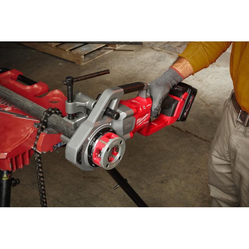 Roscadora Compacta de 1 1/4" Milwaukee One Key M18 FPT114-802CA + 2 baterias M18 8Ah + carregador + KITBOX