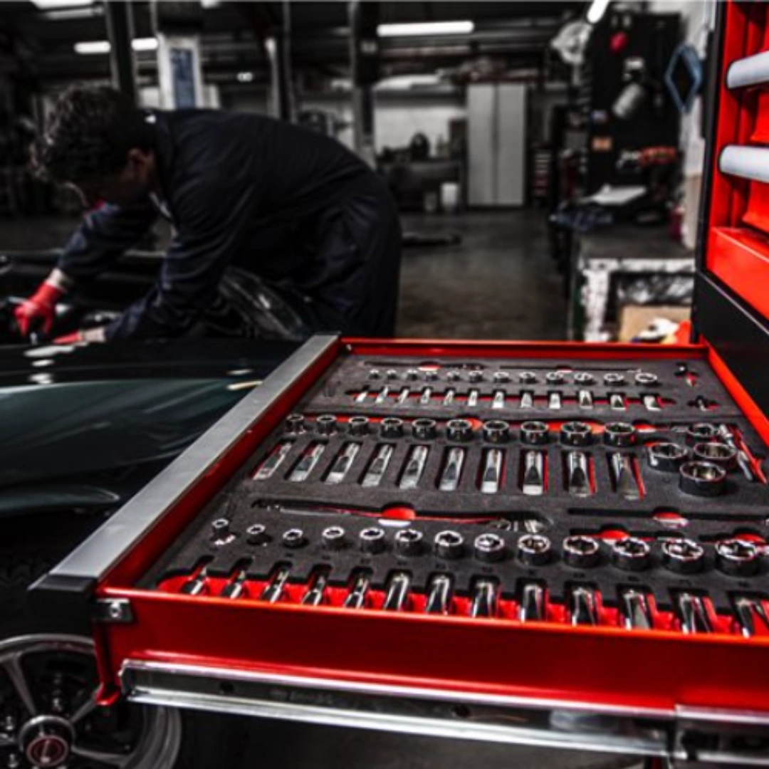 Carro_de_Ferramentas_TOOGUARD™_7_Gavetas_+_3_Espumas_de_Ferramentas_-_MILWAUKEE[1]