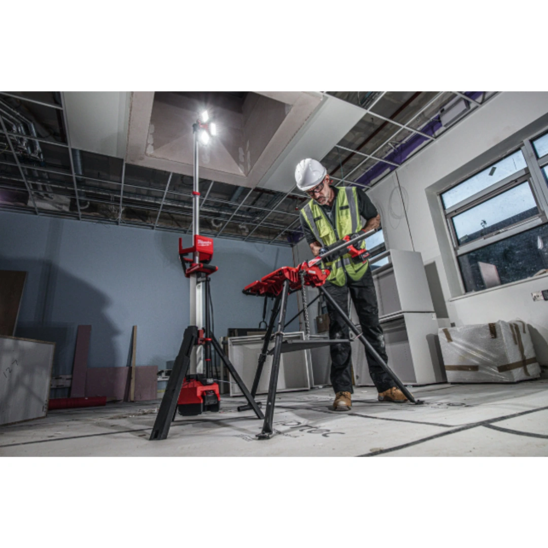 Foco de Pé Híbrido LED M18™ TRUEVIEW™ - MILWAUKEE 9